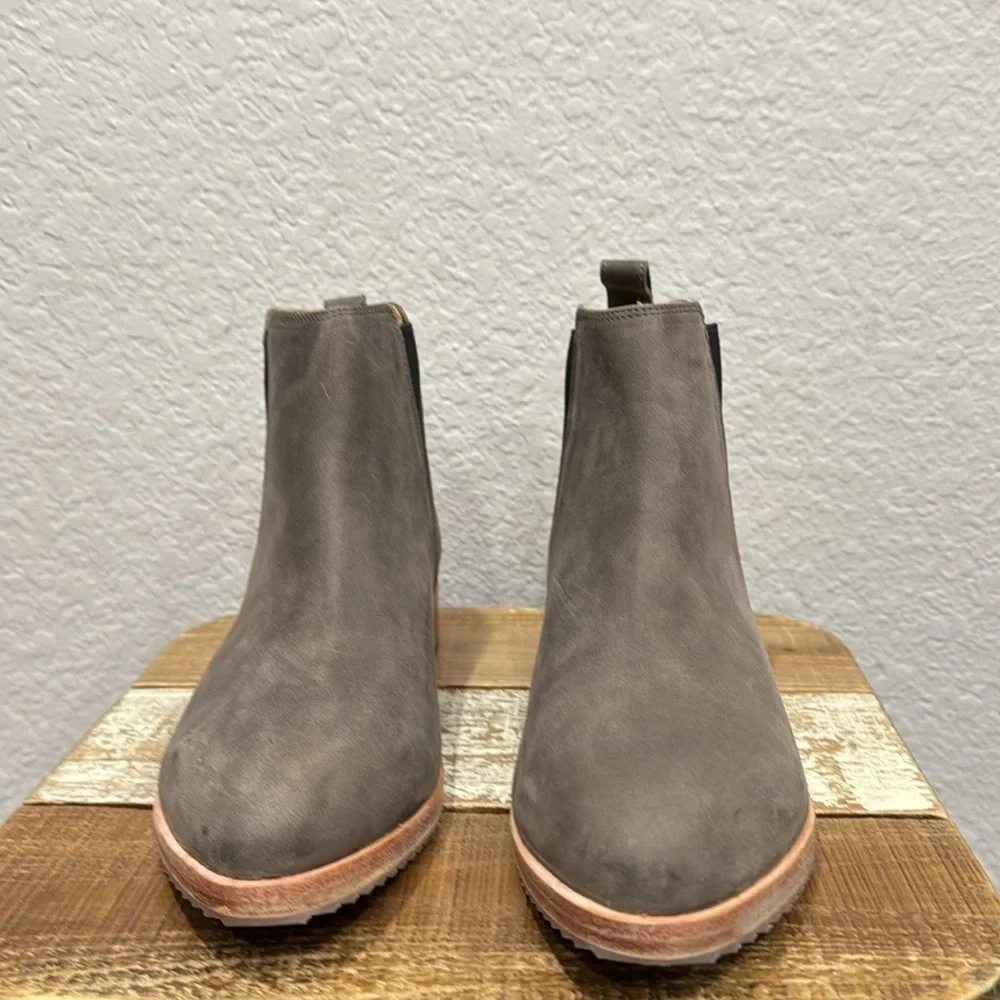 Nisolo Everyday Chelsea Leather Boot Grey Size 9.5